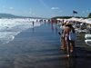 Плажове под вода, 3-метрови вълни подгониха туристи от първа линия