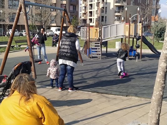 Майки с деца напълниха площадките за игра. Снимки: Авторът