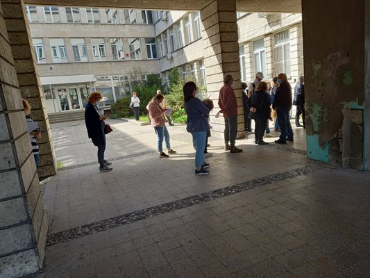 И в празничния ден се образува опашка за ваксини пред ДКЦ 1