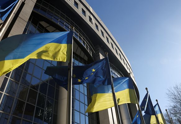 Украински знамена пред сградата на Европейския парламент