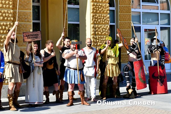 Участници в средновековния събор "Помни славата", който се провежда в Сливен.
Снимка: Община Сливен 