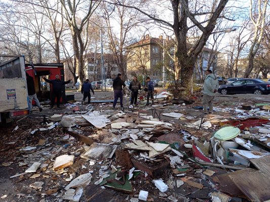 Отломки и боклуци останаха от "Водолаза". Орхан обеща утре да ги разчисти. Снимки: "24 часа"
