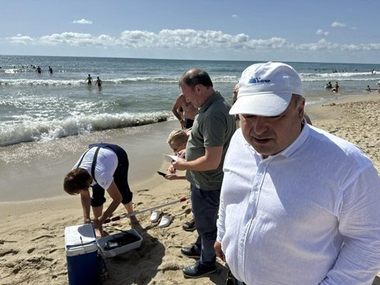 Пробите на морската вода показват, че морето край Албена и Кранево е добро за къпане.
Снимка: Авторът