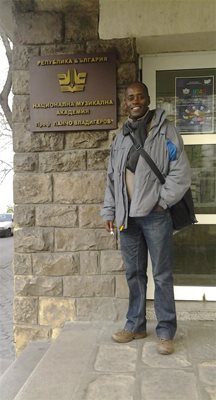 Етиопецът с гордост е застанал пред музикалната академия в София, която е завършил.
СНИМКА: МОМЧИЛ ИНДЖОВ