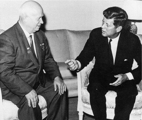 Хрушчов (вляво) и Кенеди разрешават мирно Карибската криза