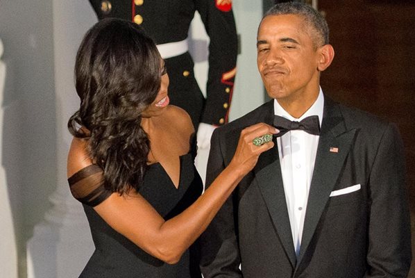 Мишел Обама оправя вратовръзката на президента на САЩ, докато двамата чакат да поздравят президента на Китай и неговата съпруга. Мястото е Белият дом, а датата - 25 септември 2015 година.