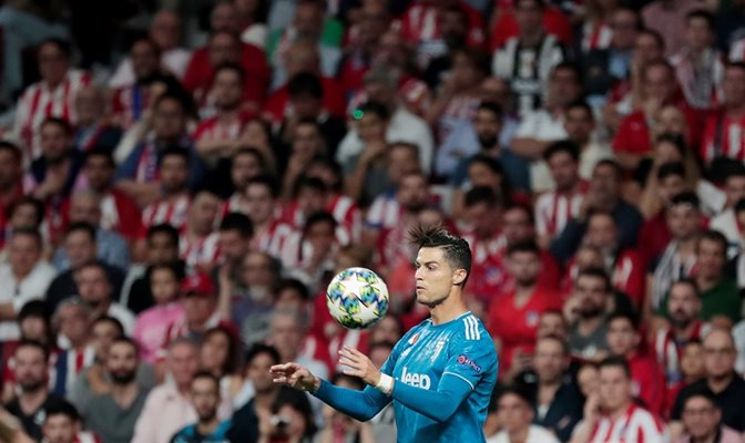 Кристиано Роналдо овладява топката на стадиона на “Атлетико”, чиито фенове го нападаха често по време на мача с “Ювентус”.