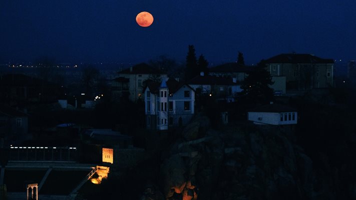 Снежната Супер Луна озари Пловдив (снимки)