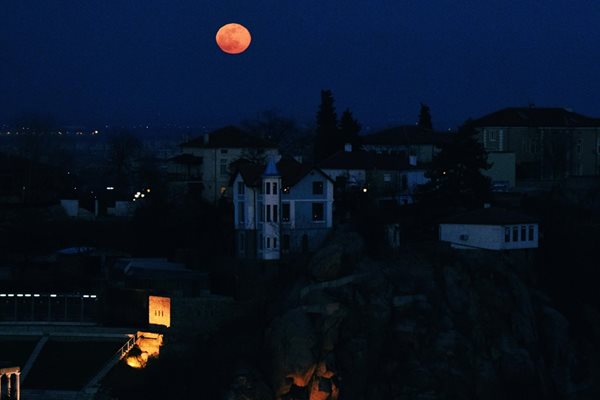 Тази вечер ни се показа първата от 4-те Супер Луни за 220- Снимки: Авторът