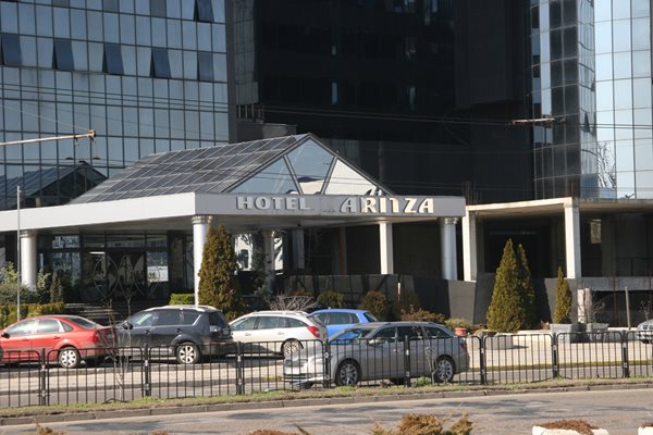 Хотел "Марица" има клиенти, а цените са смъкнати драстично. Снимки: Евгени Цветков