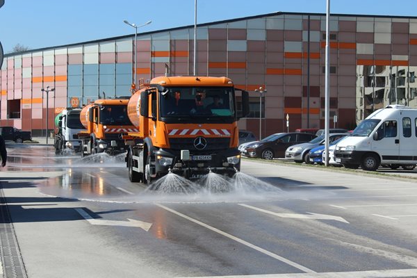 Всеки ден улиците в Пловдив се мият, а спирките се дезинфекцират