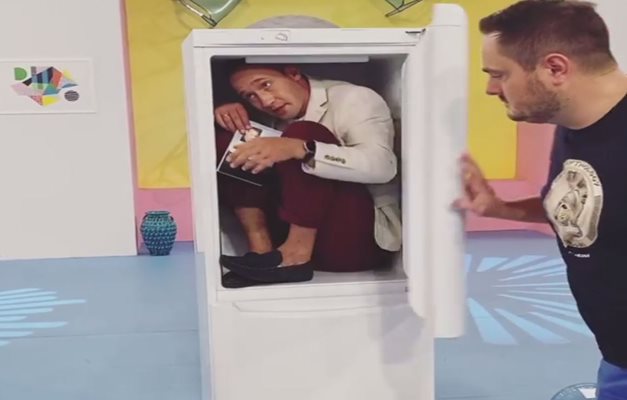 Актьор се крие в хладилник (видео)