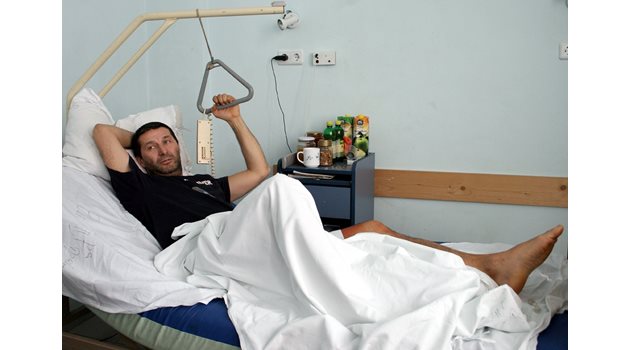 През 2006 г. в гората на Банско, карайки сноуборд, Каролев се удря жестоко в дърво и чупи тазобедрената си кост на 6 места.