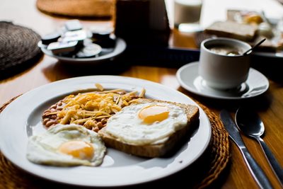 Първото хранене за деня е най-важното и е добре да включва яйца и пълнозърнест хляб.