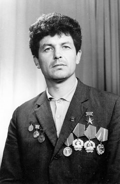 Георги Карауланов с всичките си ордени и медали