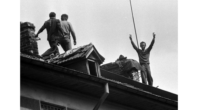 Затворниците са излезли на покрива на Централния софийски затвор и протестират срещу нечовешките условия.
СНИМКА: ИВАН ГРИГОРОВ