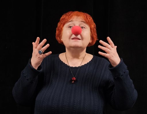 Нина Димитрова  е основателка на театър "Кредо". Тя взе и голямата награда за принос на името на Георги Калоянчев