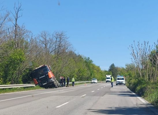 Тежкотоварният камион е излязъл от пътя СНИМКА: Фейсбук/Виждам те КАТ - Цар Калоян