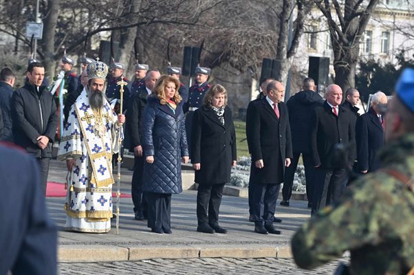 Кметът на София Васил Терзиев, патриах Даниил, вицепрезидентът Илияна Йотова, председателят на НС Наталия Киселова, президентът Румен Радев и служебният премиер Димитър Главчев на ритуала по освежаване на бойните знамена на Богоявление.