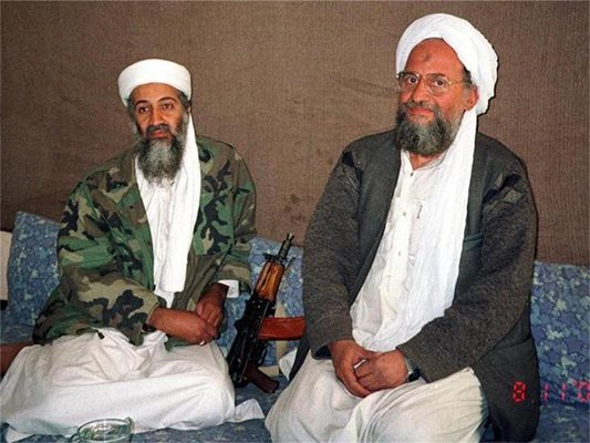 Докато Осама Бен Ладен беше жив, Айман Зауахири (вдясно) бе най-близкият му съратник, негов пръв заместник и ръководител на операциите на "Ал Кайда"
СНИМКА: РОЙТЕРС