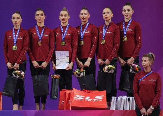 Шестте момичета от новия ансамбъл на България и треньорът Весела Димитрова след спечелените златните медали от многобоя на Световната купа в София.
