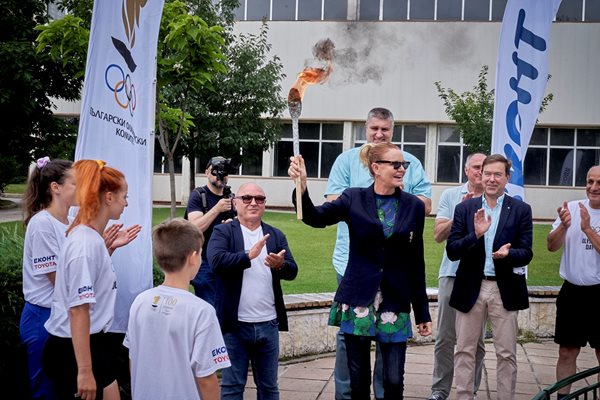 Председателят на БОК Стефка Костадинова посрещна щафетата и прие от ръцете на ученици и студенти факела със символичния олимпийски огън в столицата. Снимки БОК