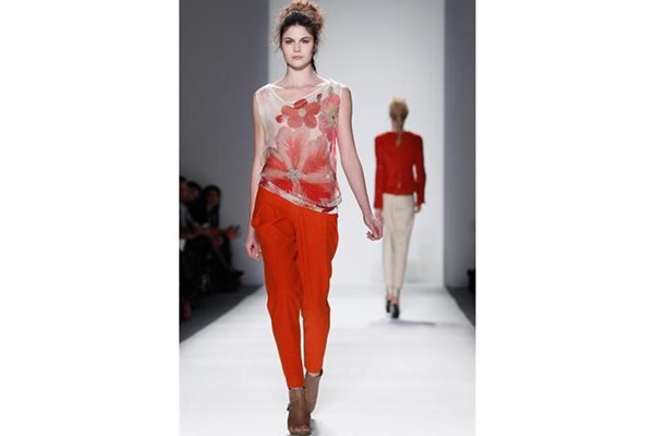 Бял топ с червени цветя от Седмицата на модата в Лондон