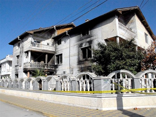 Къщата на Кирил Рашков в Катуница беше унищожена от протестиращите след размириците през септември 2011 година. Снимка: Архив
