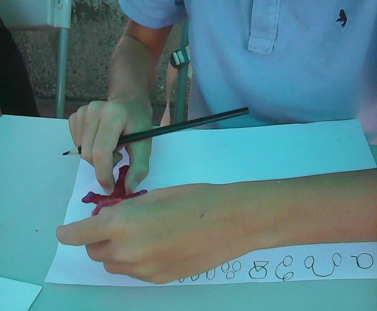 Деца изработват прабългарски амулети в Добрич