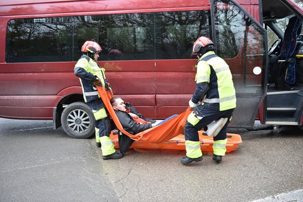 Във Варна се проведе обучение за ликвидиране последствията от тежка катастрофа
Снимка: Орлин Цанев