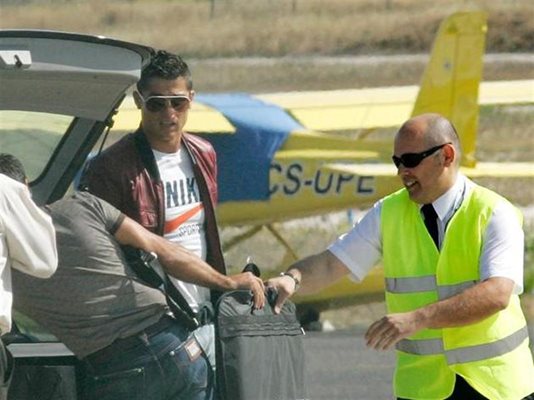 Мегазвездата Кристиано Роналдо и негов приятел разтоварват багажа на летището в Лисабон, преди да се качи на чартъра за Мадрид. 
СНИМКИ: РОЙТЕРС