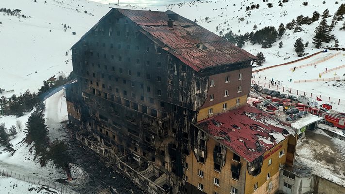 Заради пожара в хотела в турския ски курорт Карталкая имаше опасност сградата да рухне.