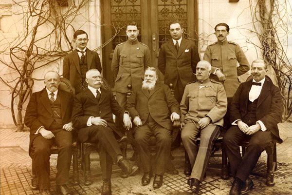 Българската делегация в Брест-Литовск. В центъра с брадата е премиерът Васил Радославов.