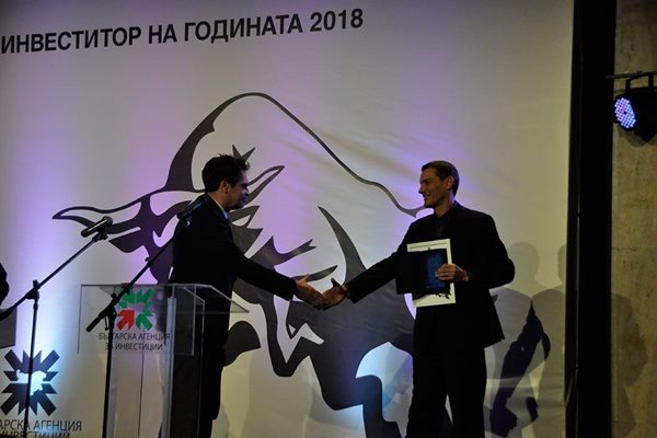 Димитър Димитров от “Микар Иновейшън” (вдясно) получава награда от зам.-министъра на икономиката Лъчезар Борисов на наградите “Инвеститор на годината”.