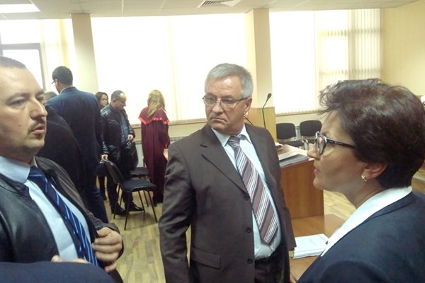 Владимир Елдъров (вляво) предаде на майка си личните вещи минути след като чу решението, че го задържат отново. До тях е адвокат Йордан Давчев, който нарече присъдата абсурдна.