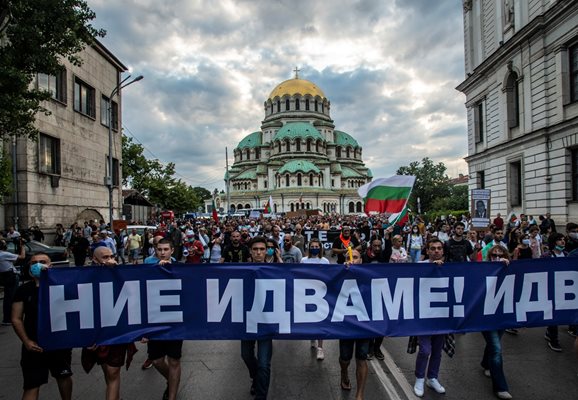 В първите дни от протестите осезаемо имаше много млади, които бяха в първите редици, но с времето много от тях се отдръпнаха.