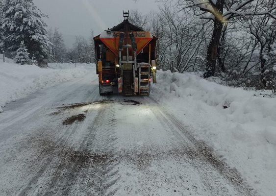 439 снегопочистващи машини обработват пътните настилки в районите със снеговалеж. Снимка АПИ