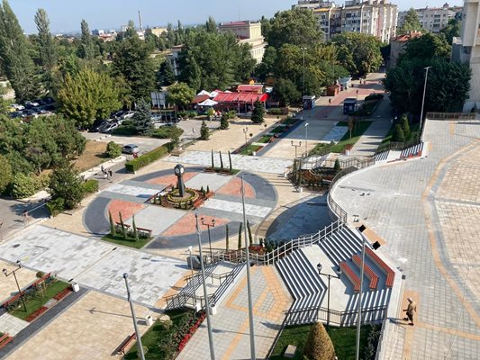 Ето как изглежда обновеният площад на Асеновград.