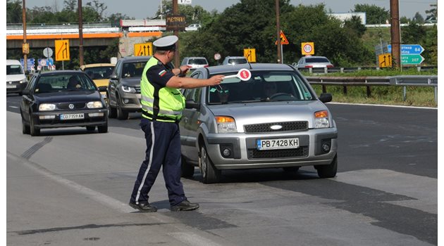 Проверки за алкохол и дрога се правят постоянно, а при проби над 1,2 промила алкохол в кръвта или наличие на наркотици, колите се отнемат.