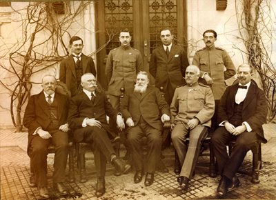 Българската делегация в Брест-Литовск. В центъра с брадата е премиерът Васил Радославов.