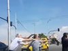 Пребитият шофьор: Спирам на светофар и виждам как полудял кон препуска срещу нас (Видео)