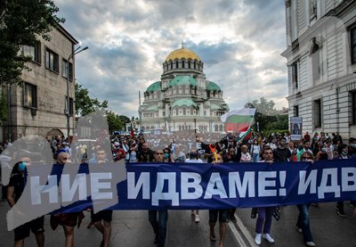 В първите дни от протестите осезаемо имаше много млади, които бяха в първите редици, но с времето много от тях се отдръпнаха.