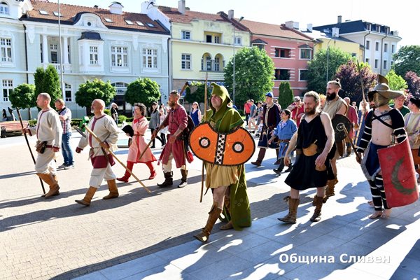 Шествие на участниците в средновековния събор "Помни славата", който се провежда в Сливен. 
Снимка: Община Сливен