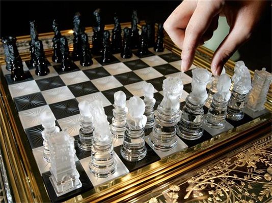 Шах от кристал, продаван за $ 287 684 в Токио. Има само 6 такива комплекта в света. Снимката е илюстративна