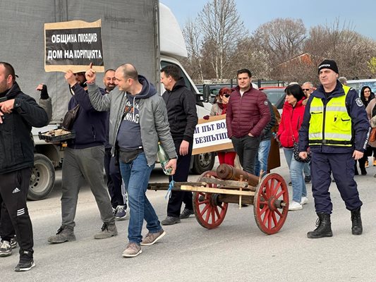 Протест с черешово топче затвори "Рогошко шосе" в Пловдив.