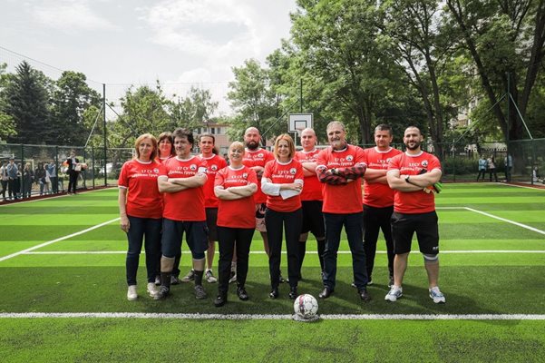 С футболна среща между учители и ученици беше открито многофункционалното спортно игрище на 17 СУ „Дамян Груев.
СНИМКА: СТОЛИЧНА ОБЩИНА