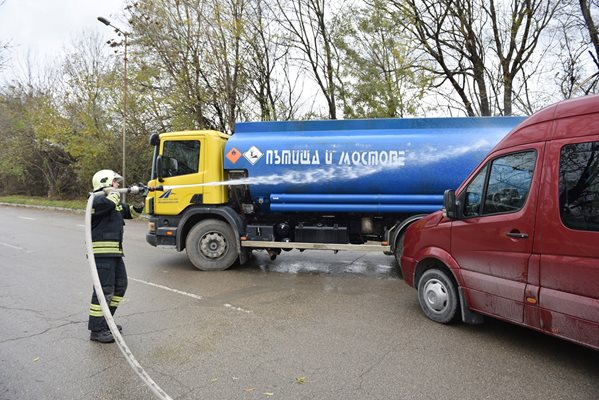 Във Варна се проведе обучение за ликвидиране последствията от тежка катастрофа
Снимка: Орлин Цанев