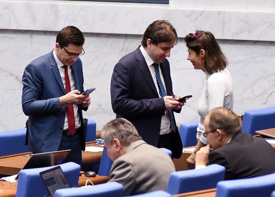 Спор в парламента предизвика промененото облагане на хазарта. Според НАП и депутата от ПП Венко Сабрутев (вляво) това ще доведе до повече приходи, защото организаторите вече плащат две такси и корпоративен данък.