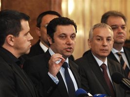 Яне Янев и депутатите му ще влизат в пленарната зала през януари само за важни закони.
СНИМКА: “24 ЧАСА”