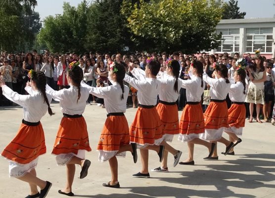 Фолклорният състав на гимназията изпълни балкански ритми.